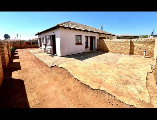 2 BEDROOM HOUSE FOR SALE IN WESTONARIA